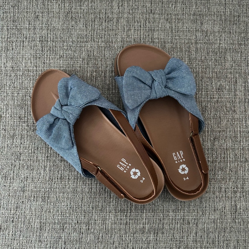 NWOT Gap Kids Chambray Sandals Size 3-4